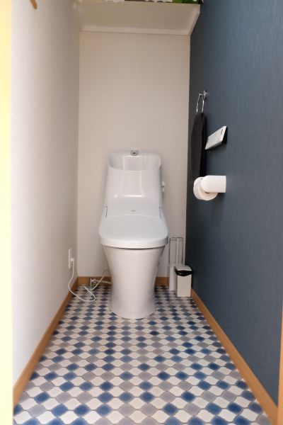 ２階のトイレです。青と白のモロッコタイル風の床を貼りました（＾＾）トイレはセンサーライト付で、自動的に電気が付きます。