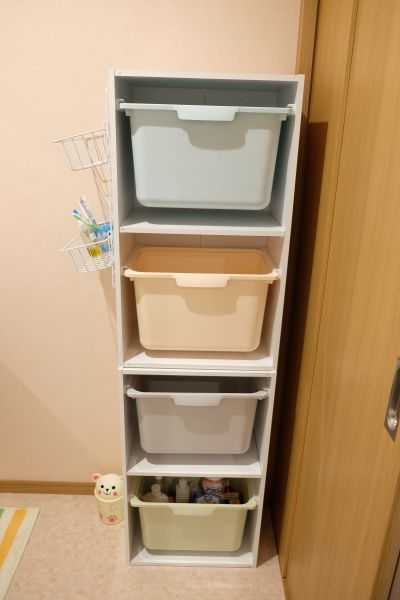 洗面室には、シャンプーや洗剤など細々としたものを各自収納してもらえるように、収納箱があります。